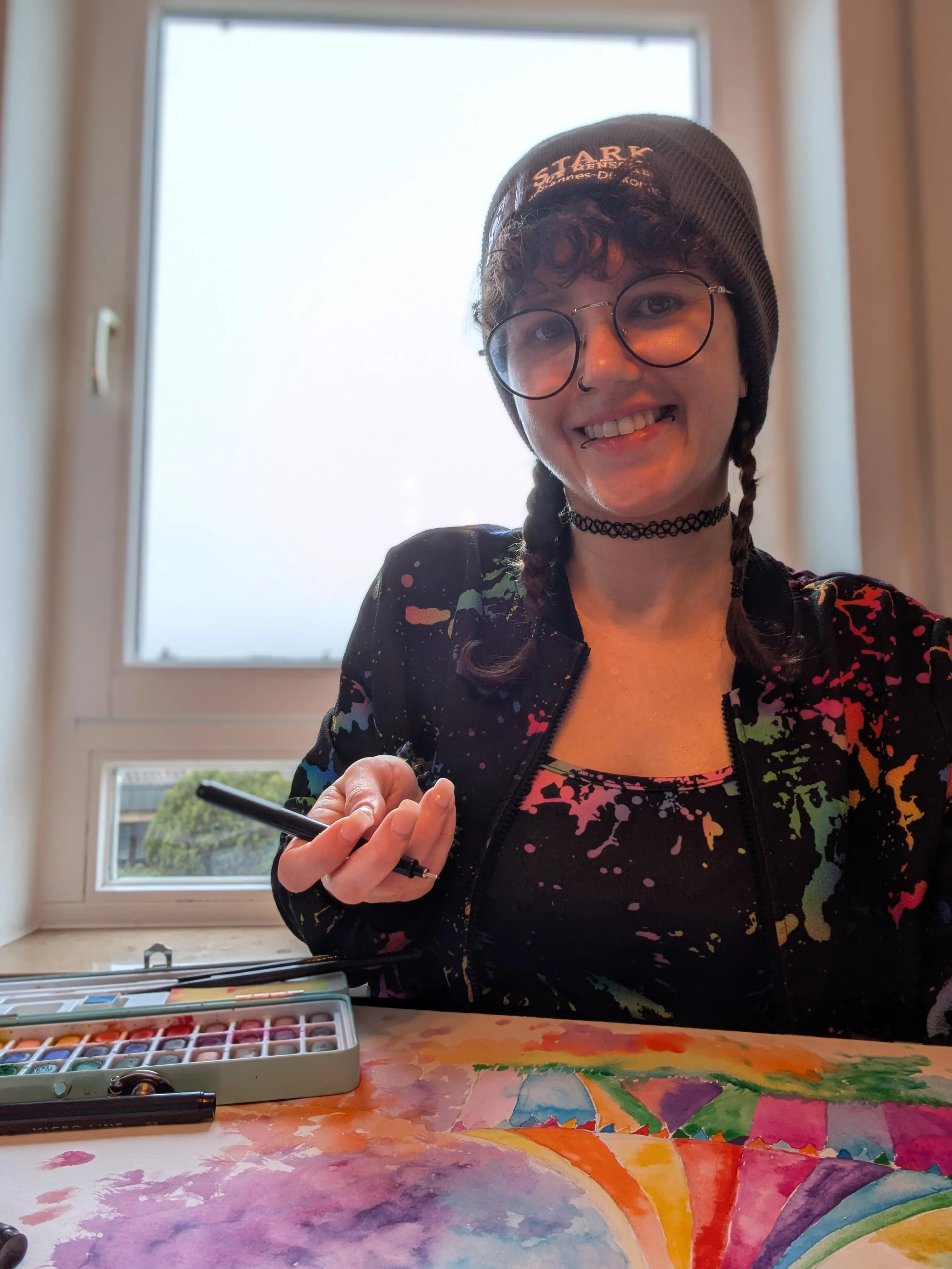 Svenja Hannah beim Malen in ihrem Atelier